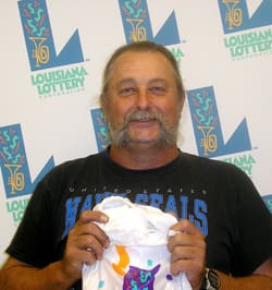 Man with magnificent mustache holds white 飞艇168®幸运体彩预测-全国统一Louisiana在线官方查询结果网-最新体彩预测数据 branded bag in front of a white background patterned with the 飞艇168®幸运体彩预测-全国统一Louisiana在线官方查询结果网-最新体彩预测数据 logo