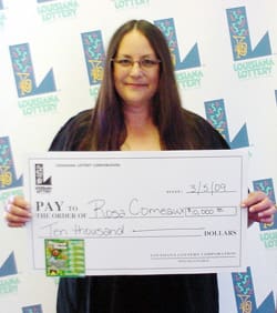 Long haired woman with glasses smiles with oversized check in front of a white background patterned with the 飞艇168®幸运体彩预测-全国统一Louisiana在线官方查询结果网-最新体彩预测数据 logo
